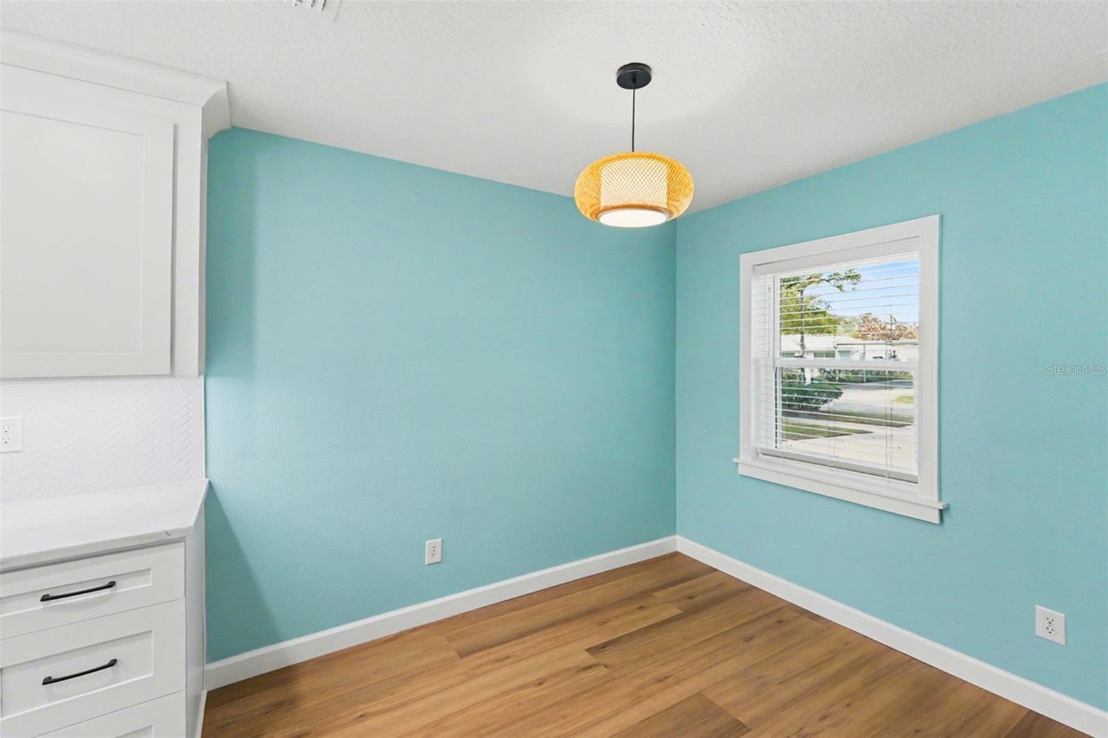 Listing photo id 8 for 9605 Edison Avenue