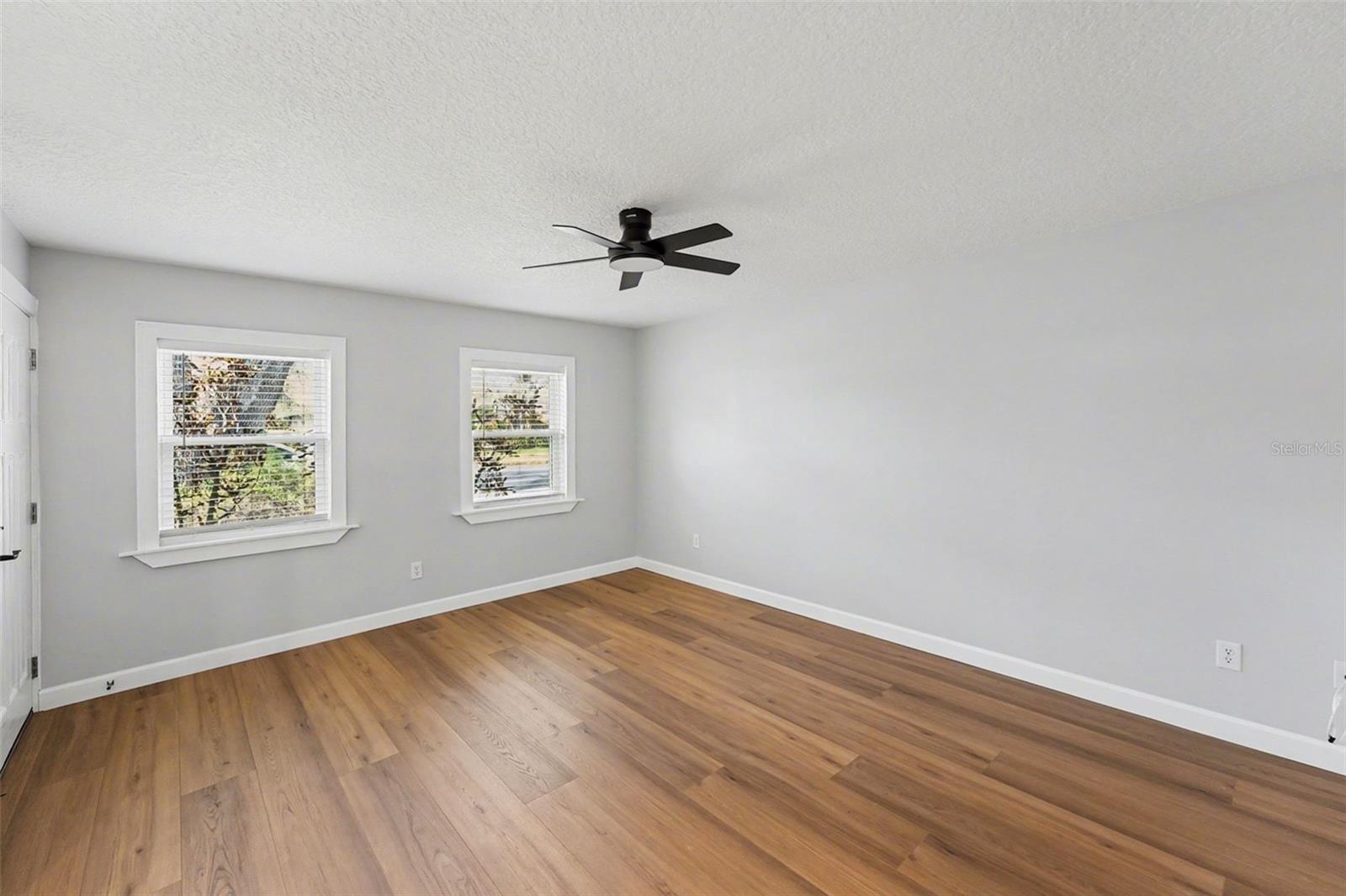 Listing photo id 9 for 9605 Edison Avenue