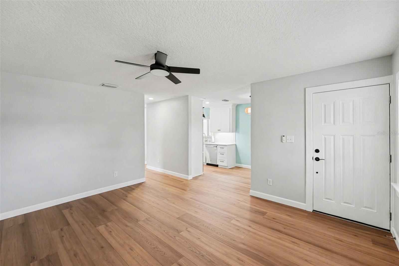 Listing photo id 10 for 9605 Edison Avenue