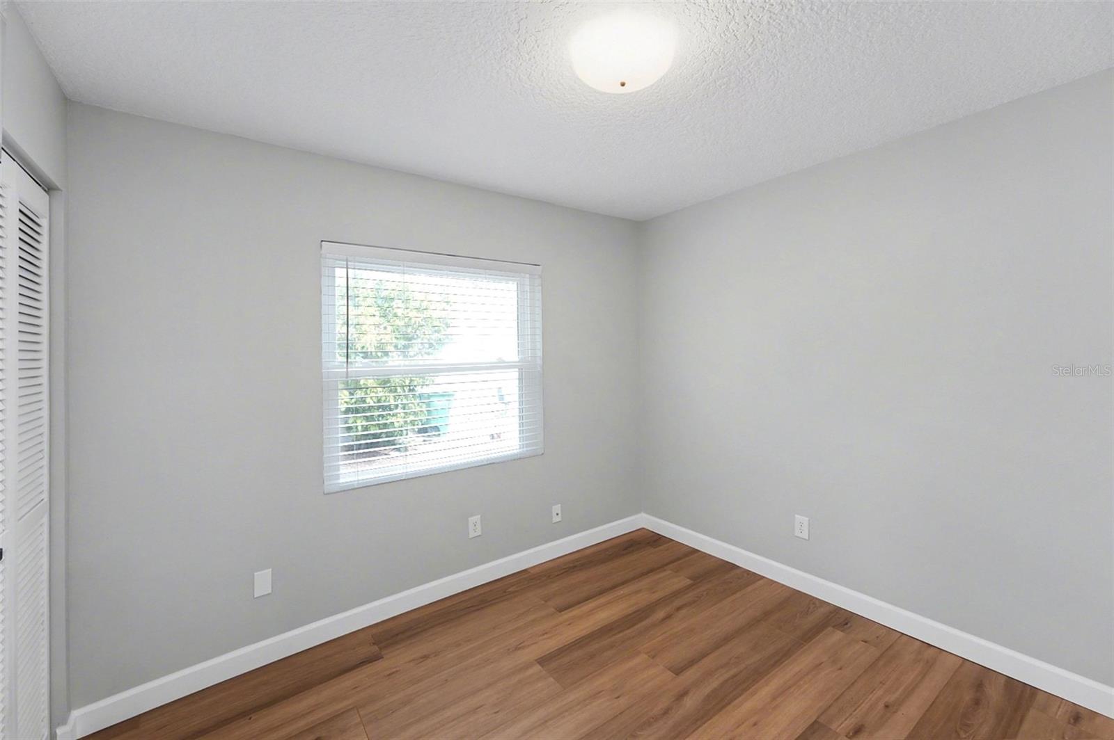 Listing photo id 11 for 9605 Edison Avenue