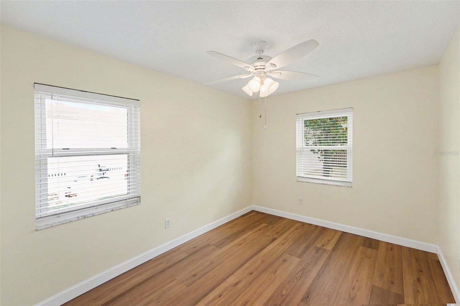 Listing photo id 13 for 9605 Edison Avenue