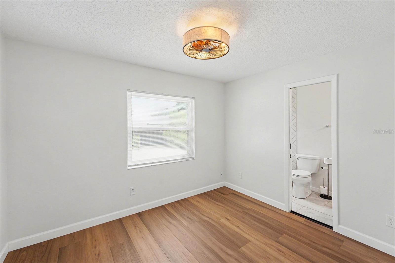 Listing photo id 16 for 9605 Edison Avenue