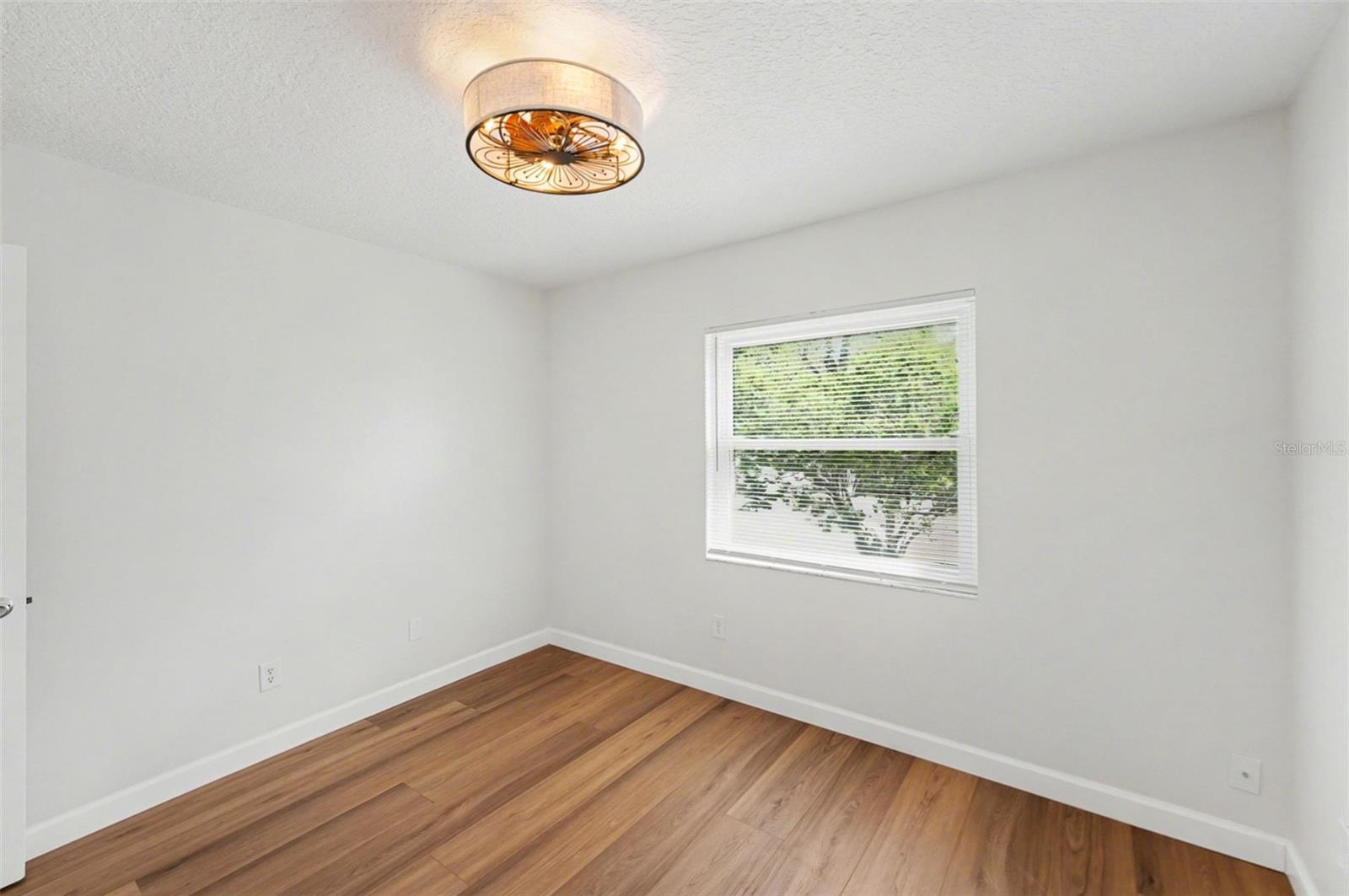 Listing photo id 18 for 9605 Edison Avenue