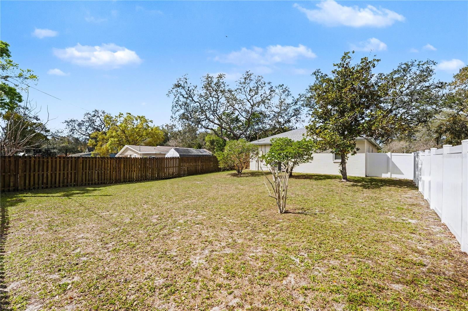 Listing photo id 24 for 9605 Edison Avenue