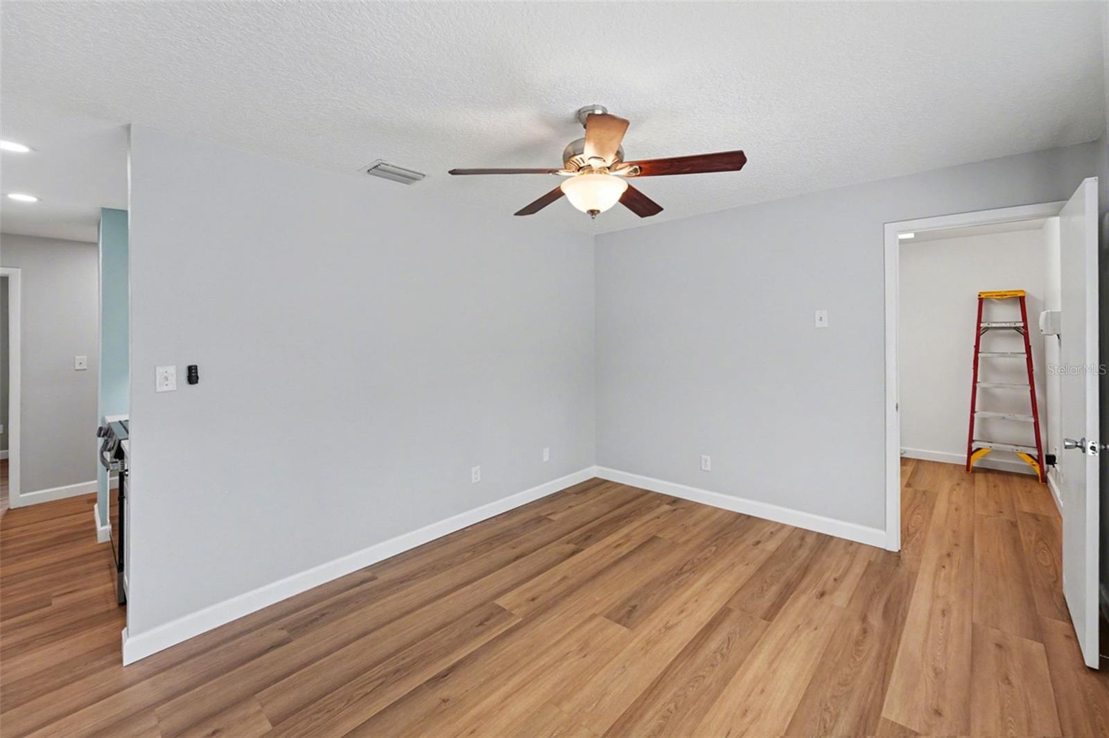 Listing photo id 2 for 9605 Edison Avenue