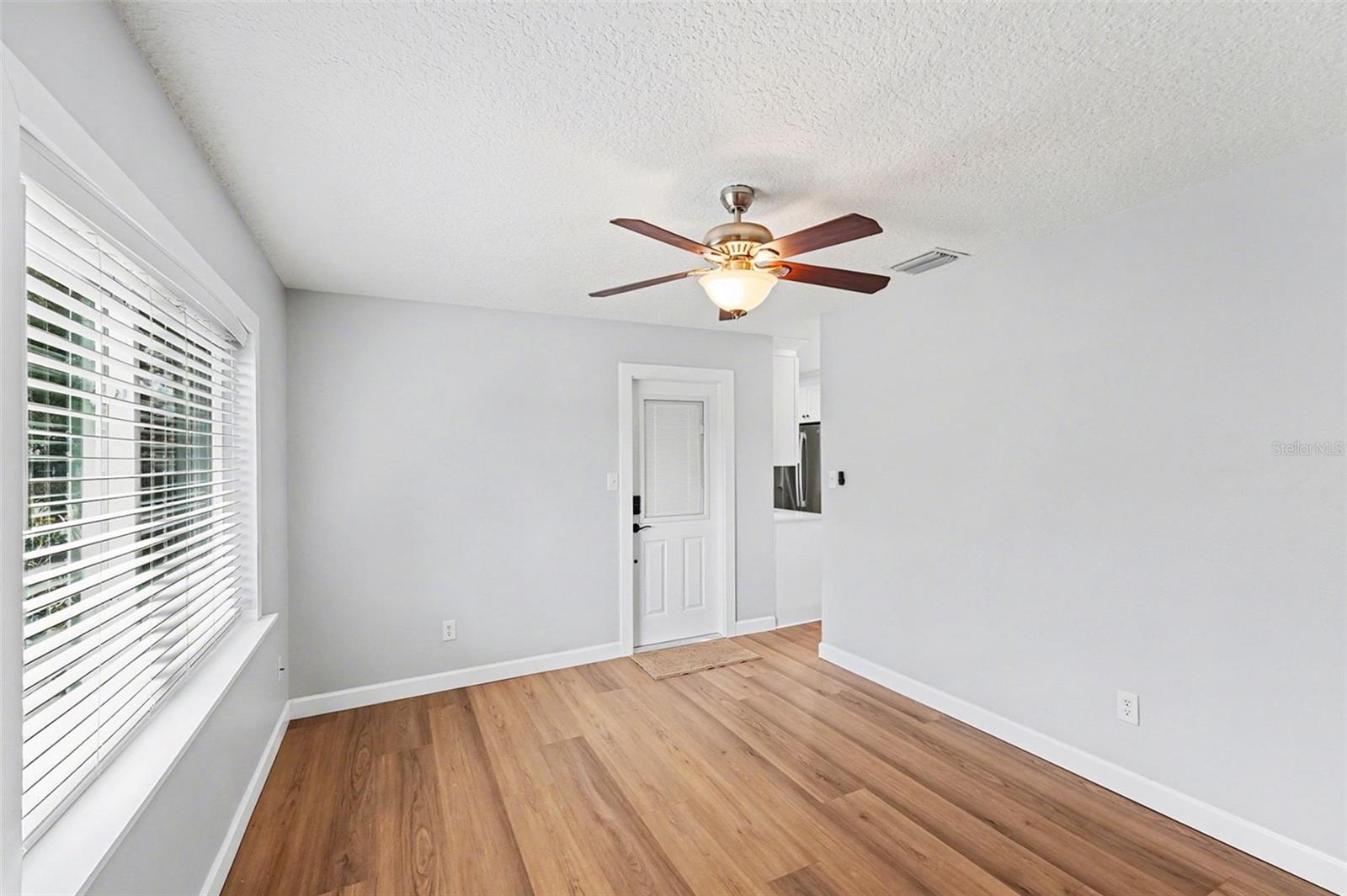 Listing photo id 3 for 9605 Edison Avenue