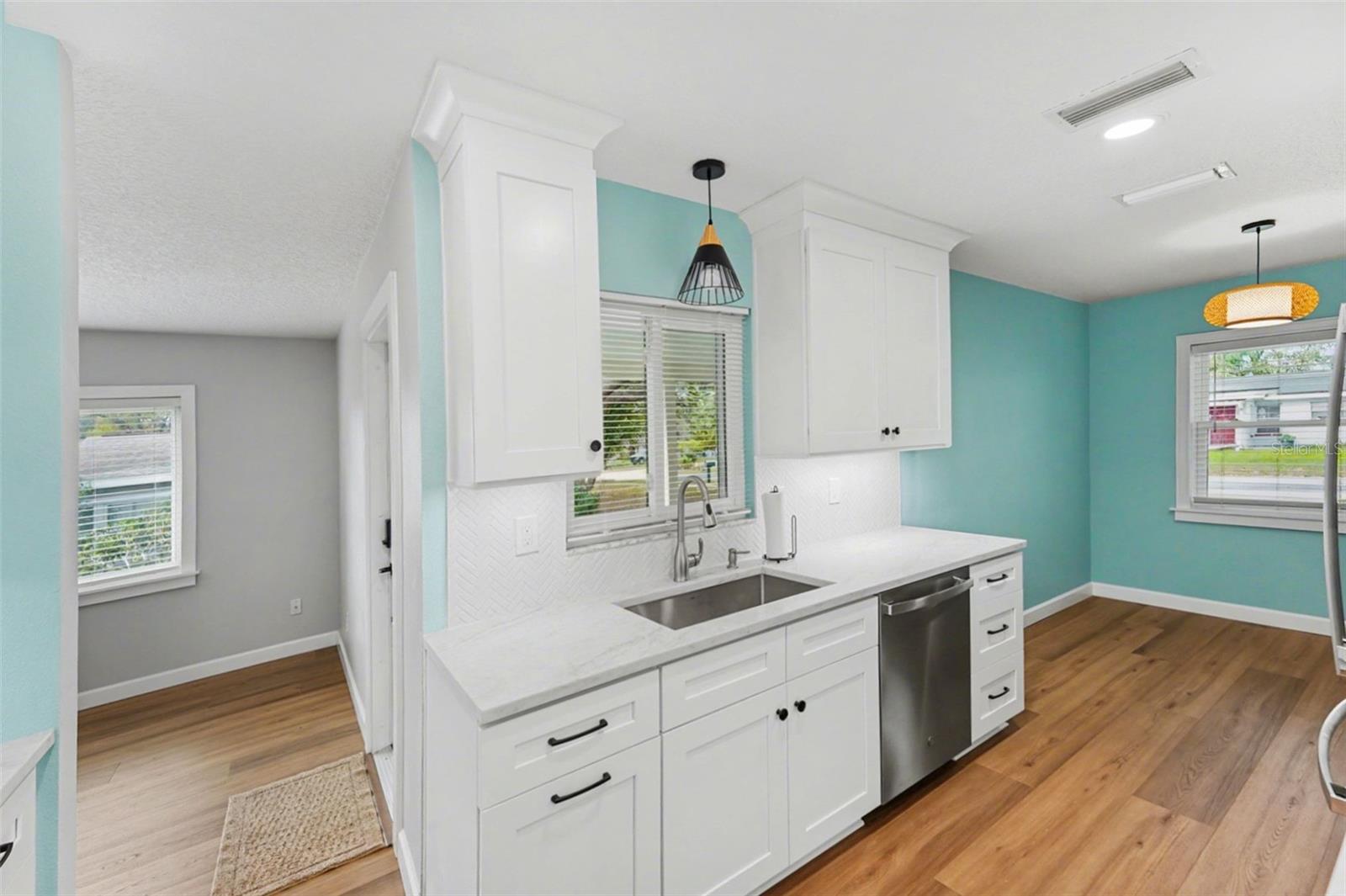 Listing photo id 4 for 9605 Edison Avenue