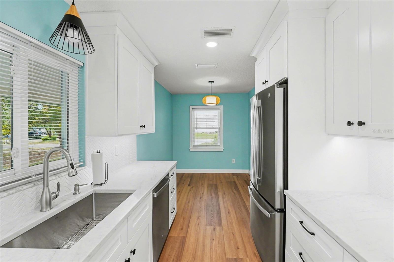 Listing photo id 5 for 9605 Edison Avenue