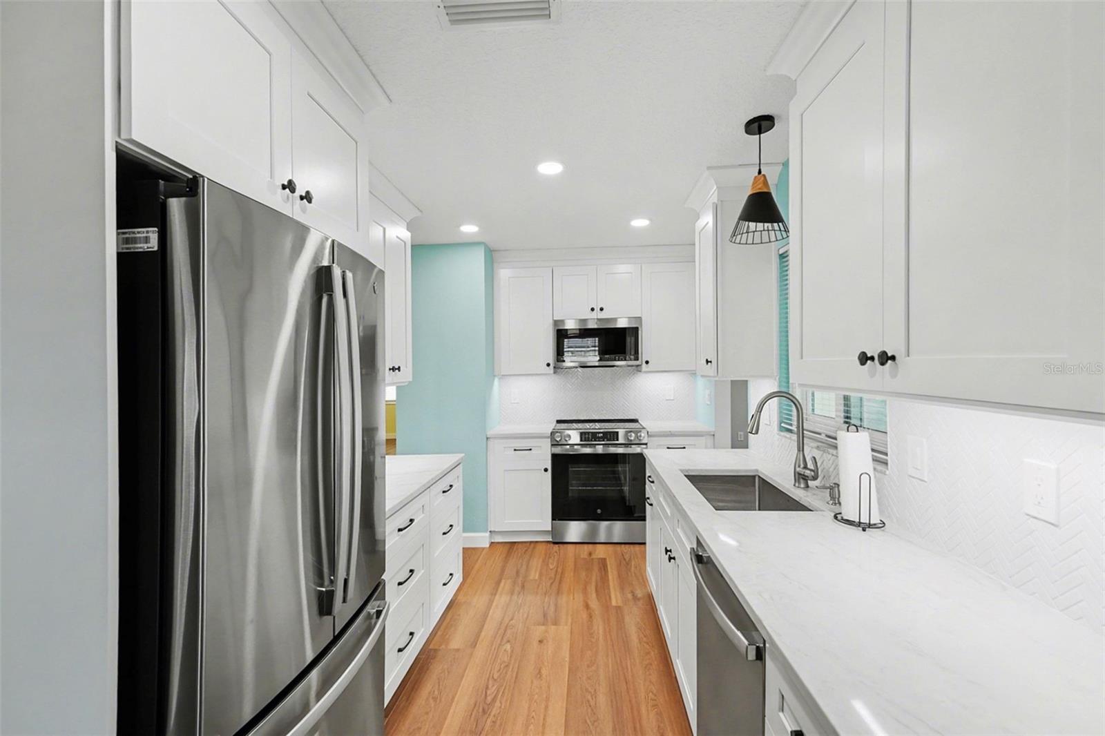 Listing photo id 6 for 9605 Edison Avenue