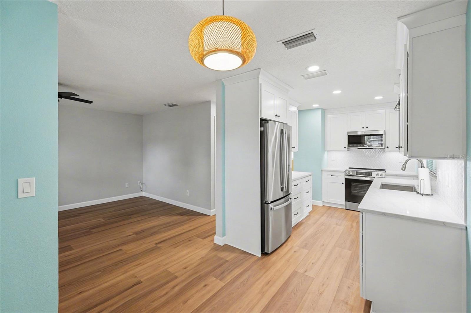 Listing photo id 7 for 9605 Edison Avenue