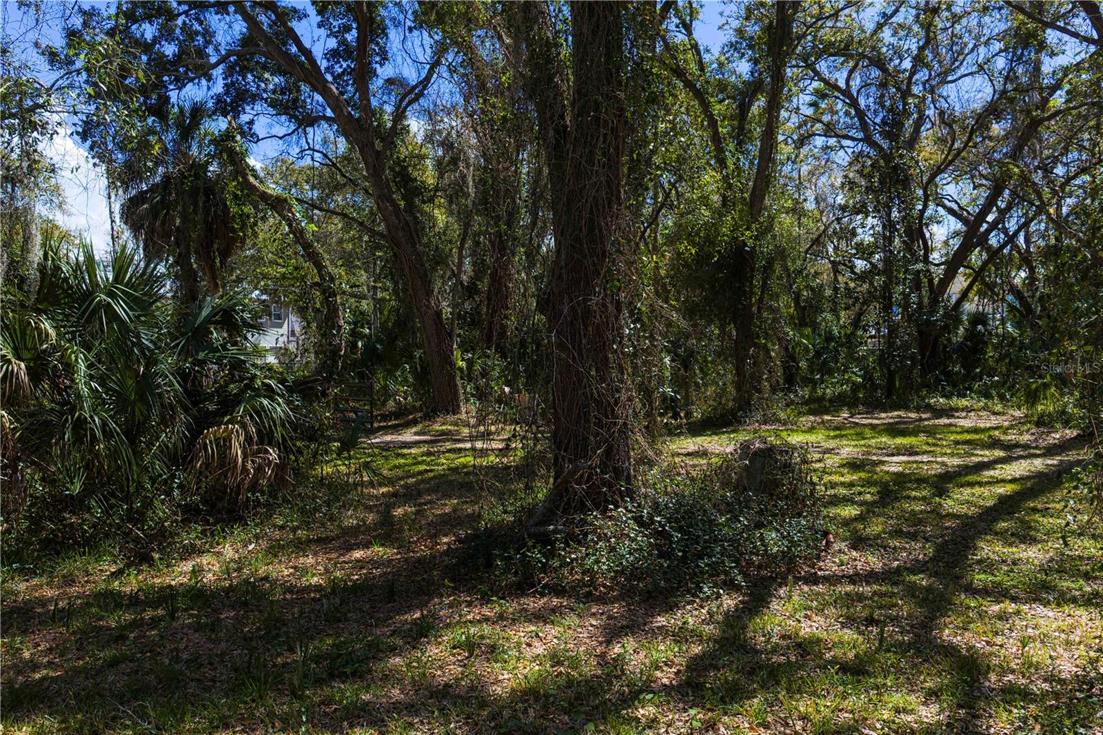 Listing photo id 8 for 8004 Bay Drive