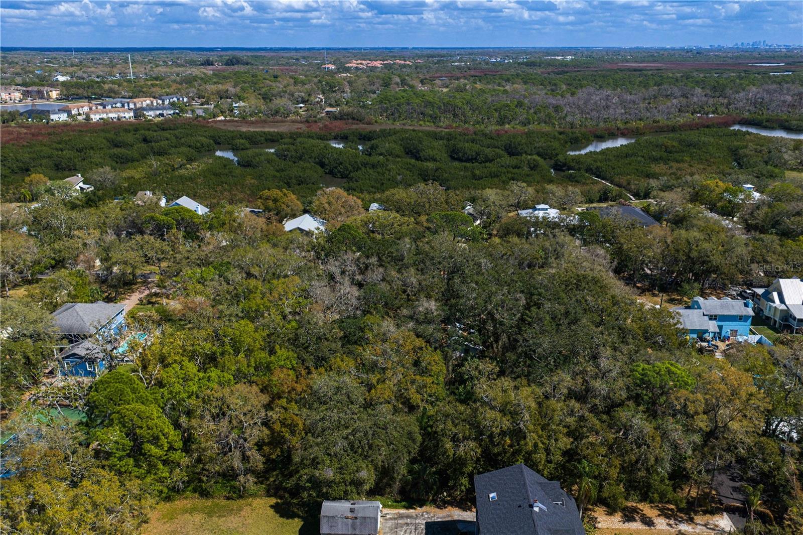 Listing photo id 17 for 8004 Bay Drive