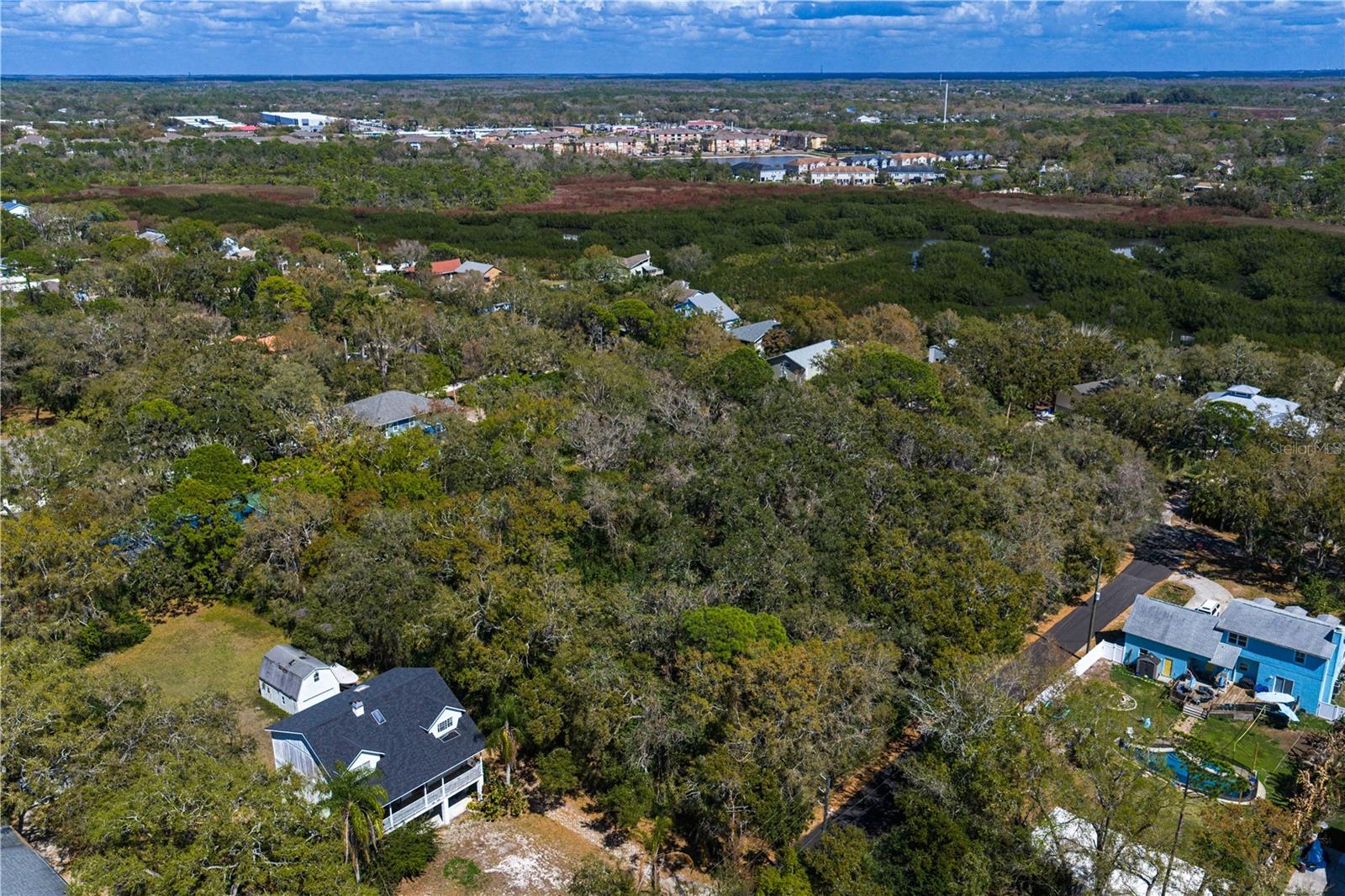 Listing photo id 18 for 8004 Bay Drive