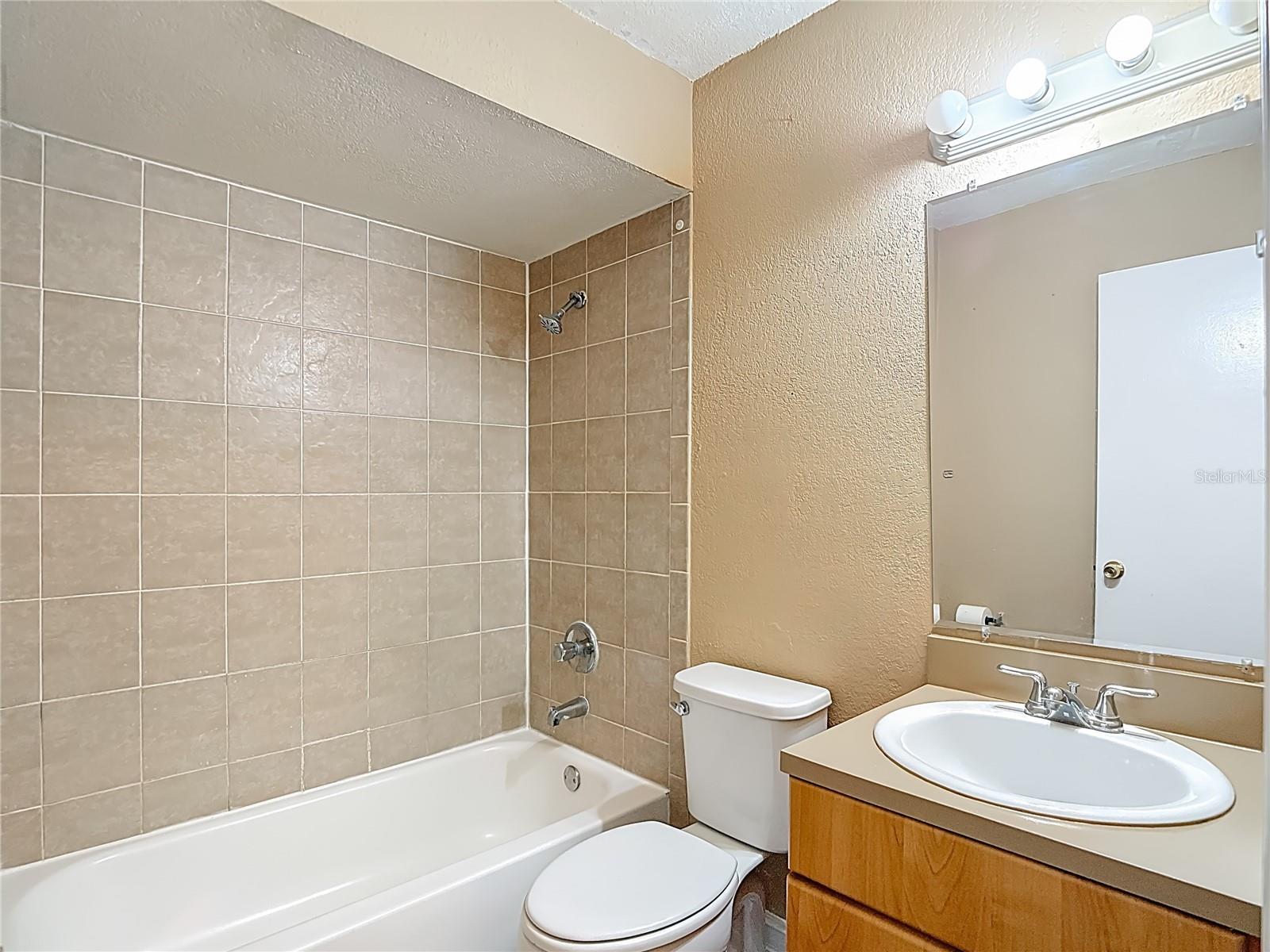 Listing photo id 12 for 21038 Voyager Boulevard 8