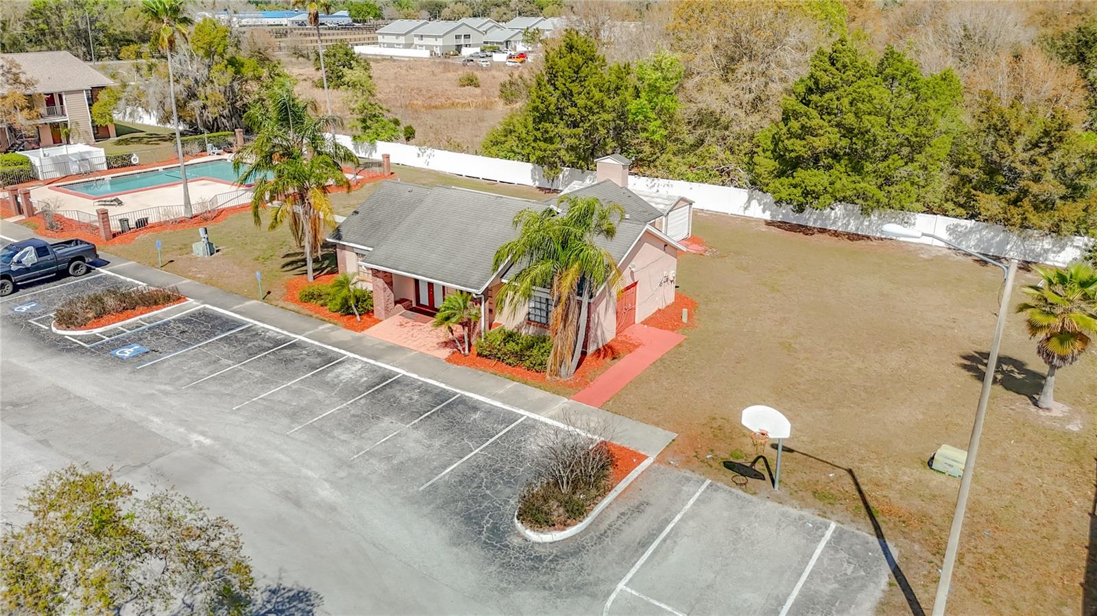 Listing photo id 19 for 21038 Voyager Boulevard 8