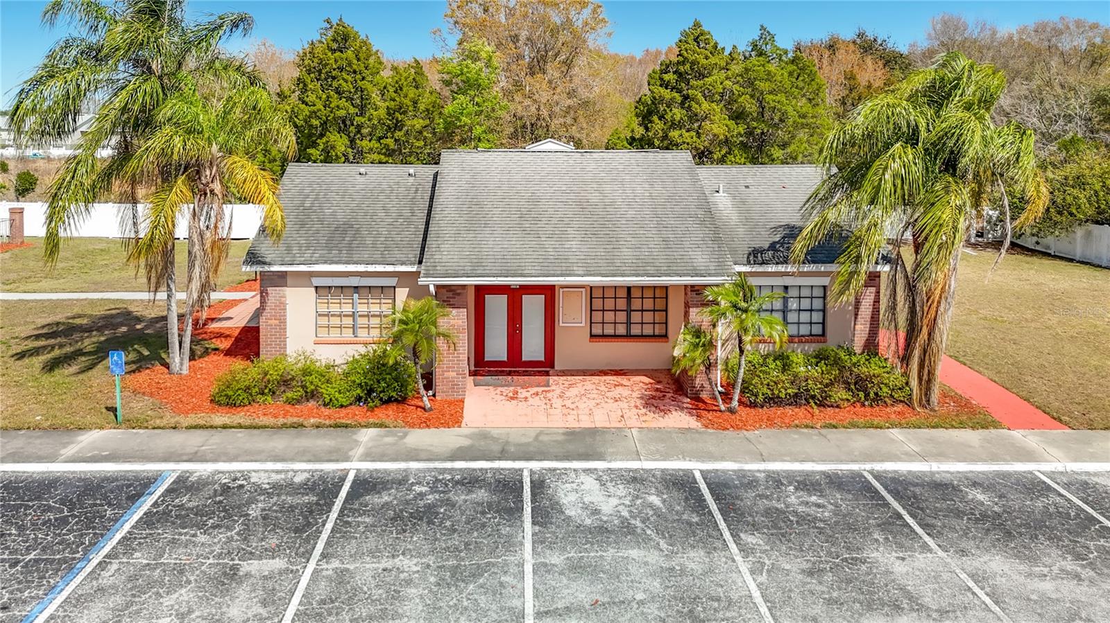 Listing photo id 20 for 21038 Voyager Boulevard 8