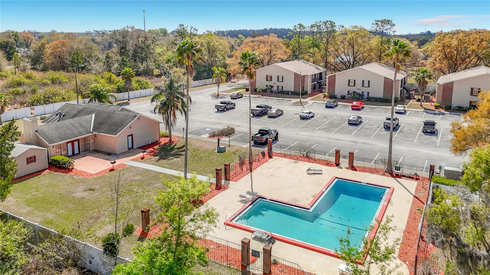 Listing photo id 2 for 21038 Voyager Boulevard 8