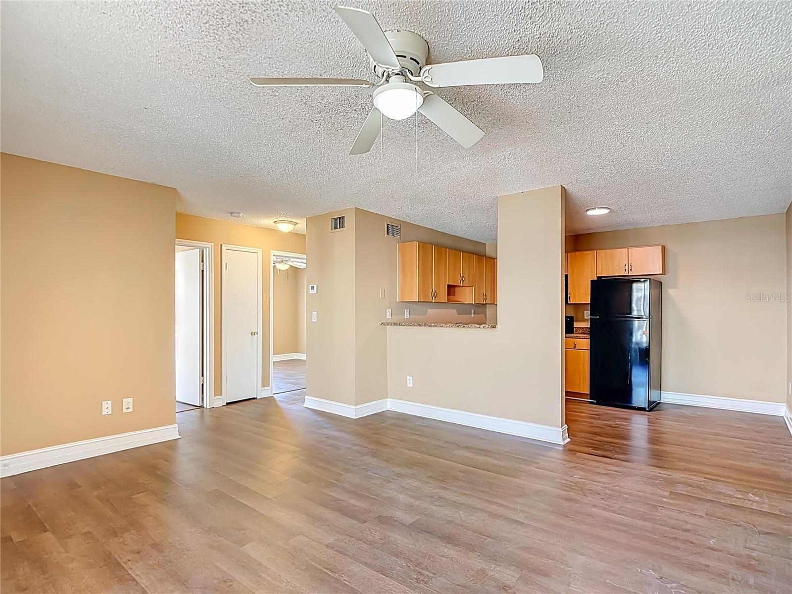 Listing photo id 3 for 21038 Voyager Boulevard 8
