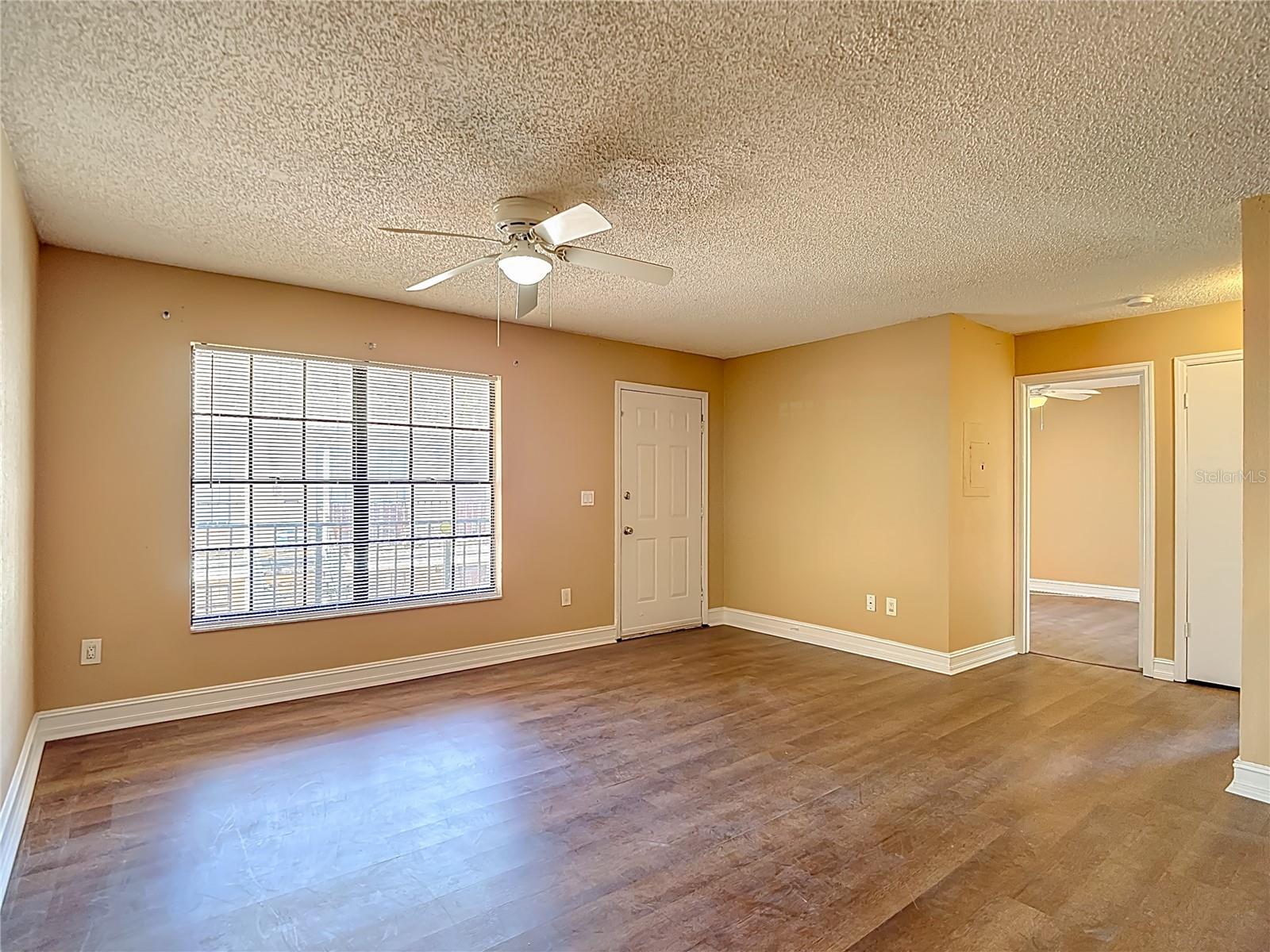 Listing photo id 4 for 21038 Voyager Boulevard 8