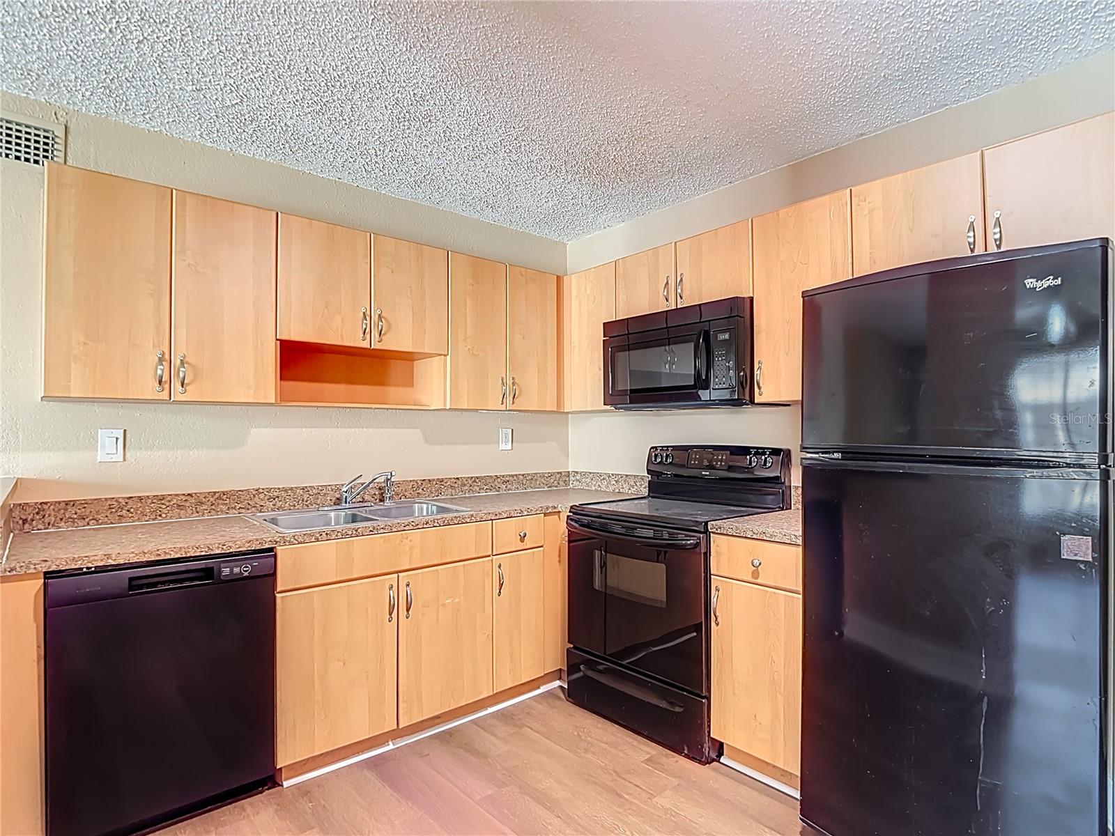 Listing photo id 5 for 21038 Voyager Boulevard 8
