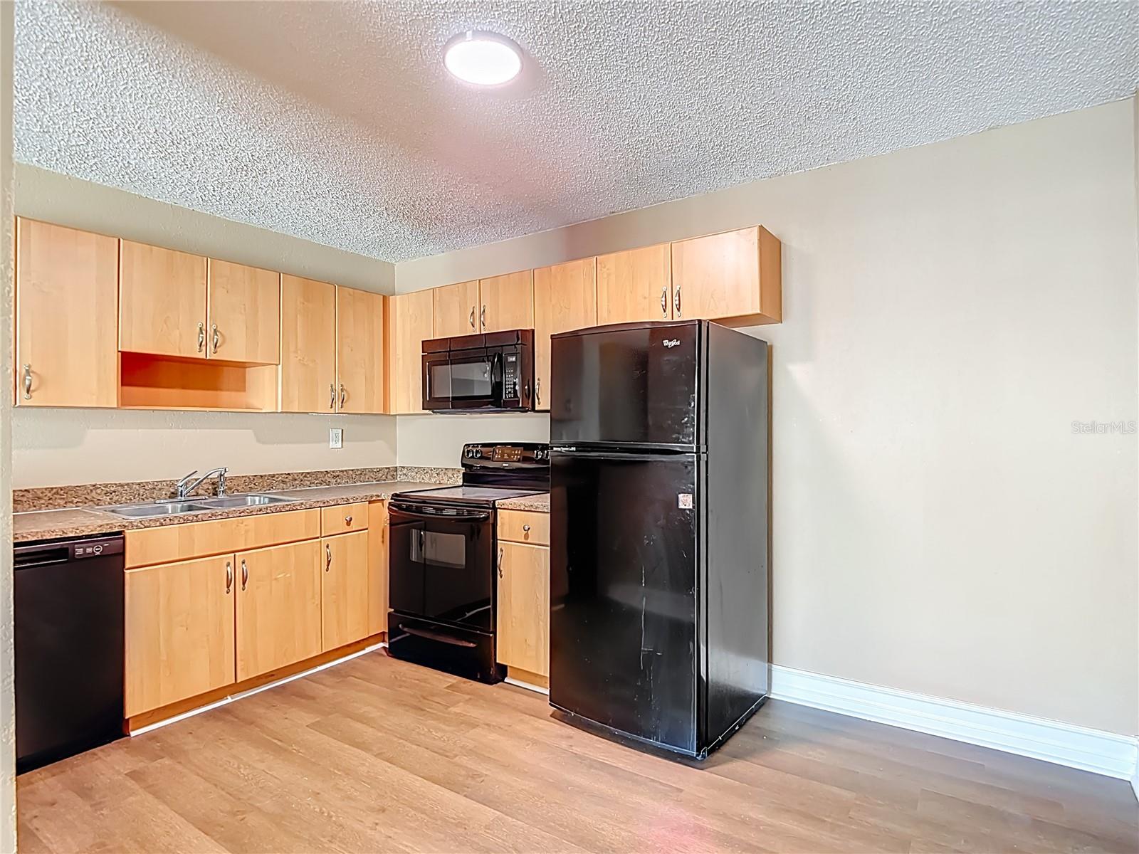 Listing photo id 6 for 21038 Voyager Boulevard 8