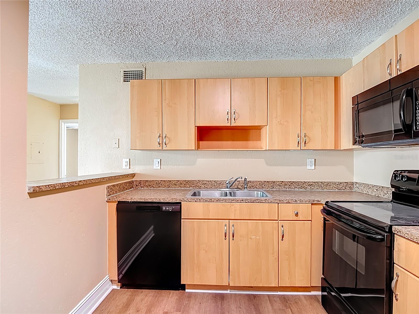 Listing photo id 7 for 21038 Voyager Boulevard 8