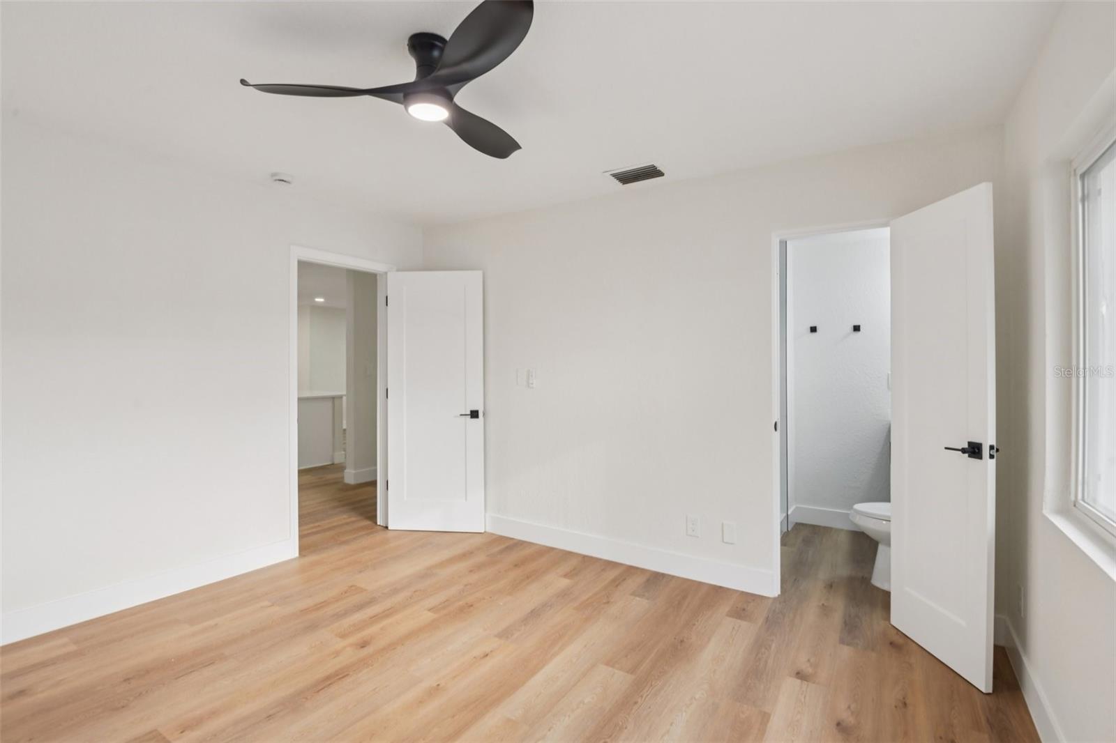 Listing photo id 11 for 920 43rd Avenue Ne