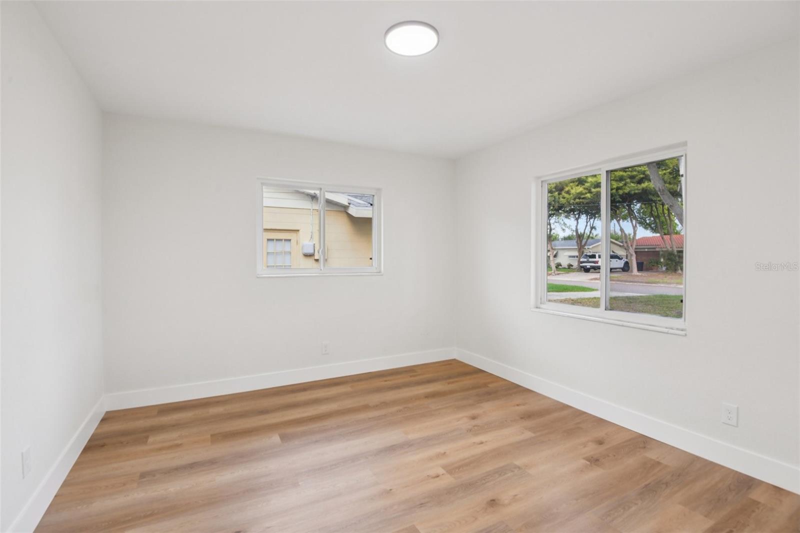 Listing photo id 12 for 920 43rd Avenue Ne