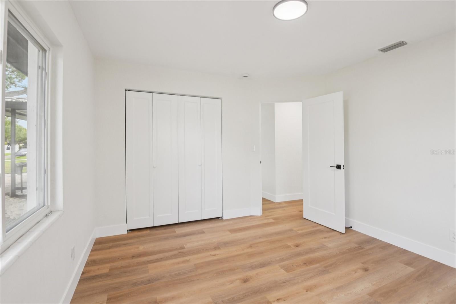 Listing photo id 13 for 920 43rd Avenue Ne