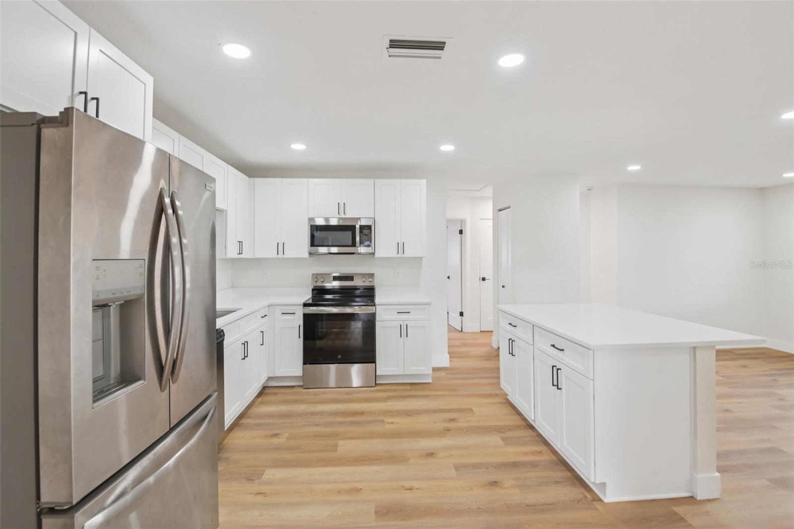 Listing photo id 0 for 920 43rd Avenue Ne