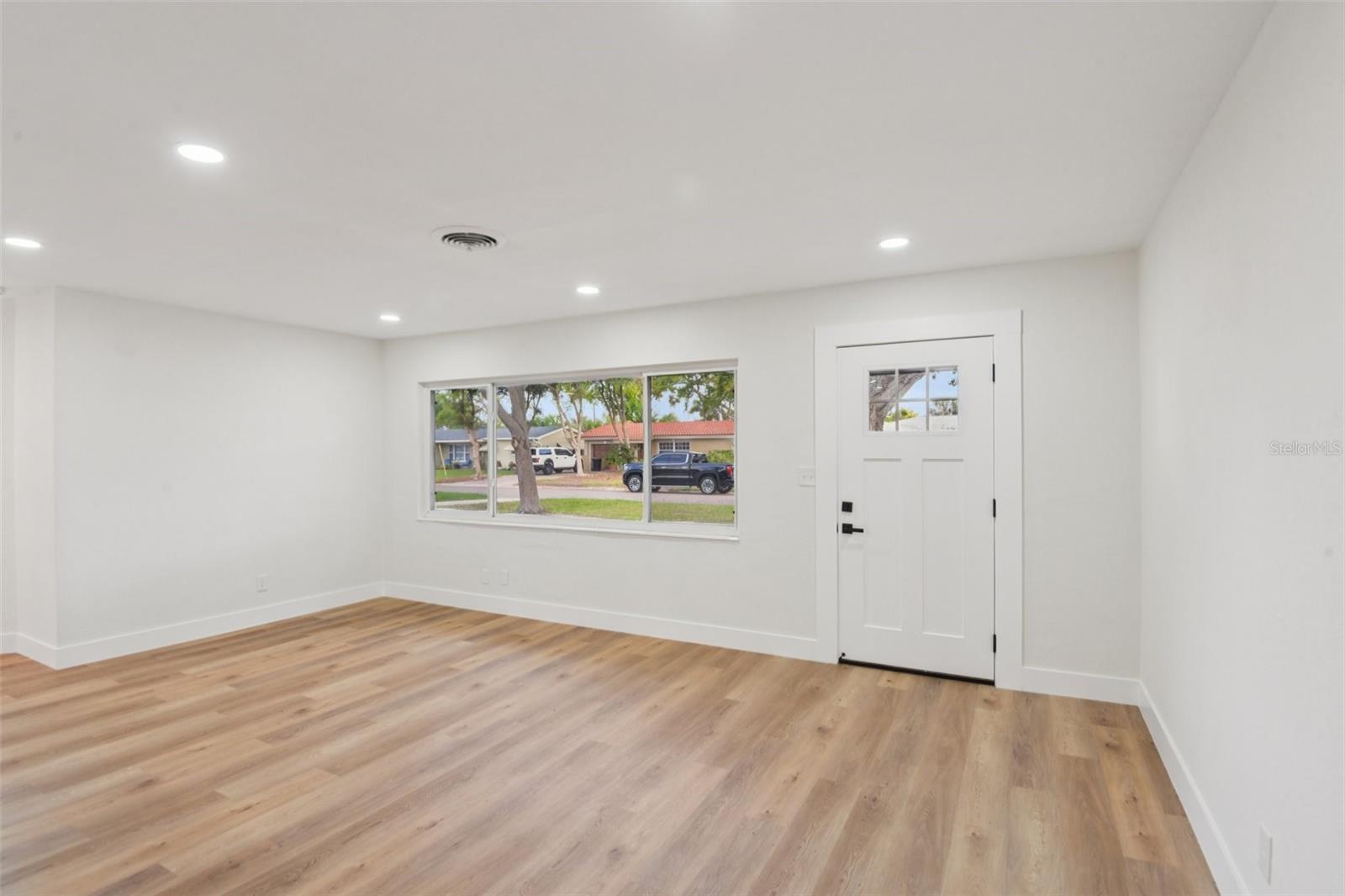 Listing photo id 1 for 920 43rd Avenue Ne