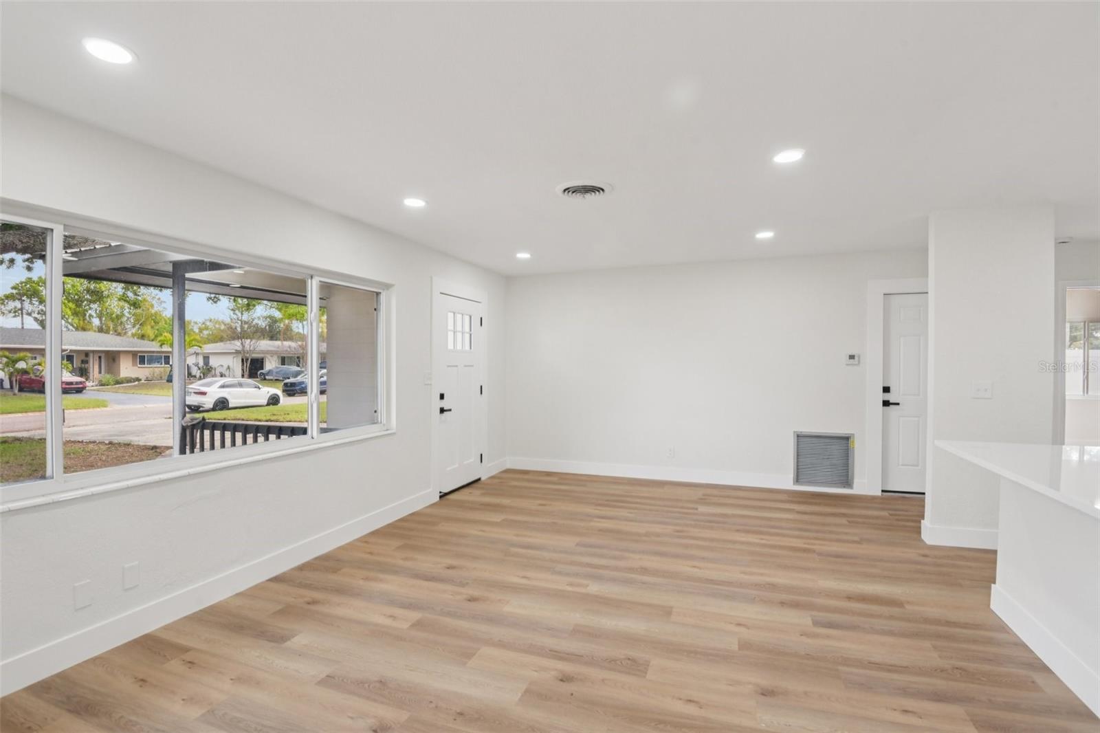 Listing photo id 6 for 920 43rd Avenue Ne