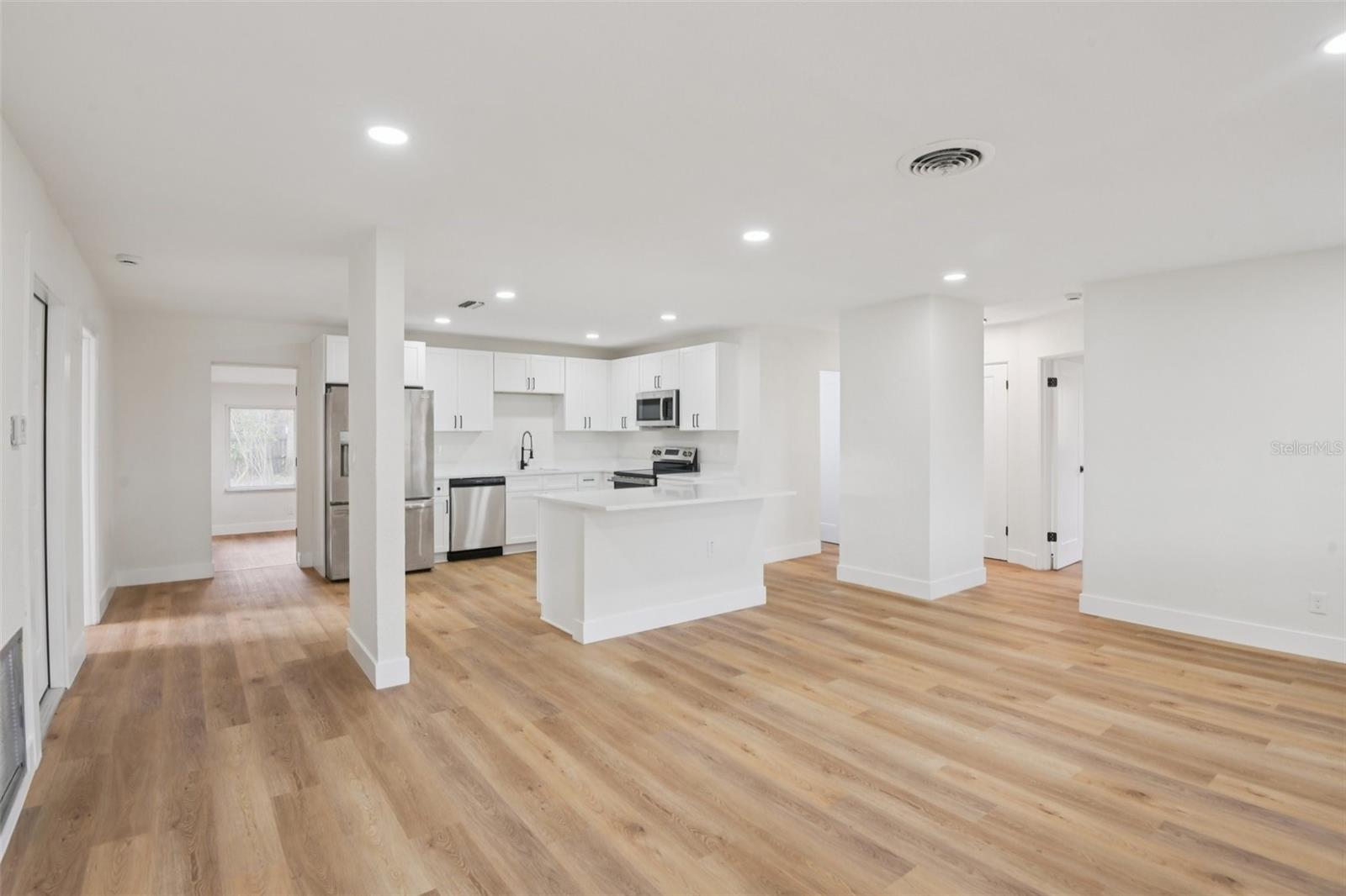 Listing photo id 7 for 920 43rd Avenue Ne