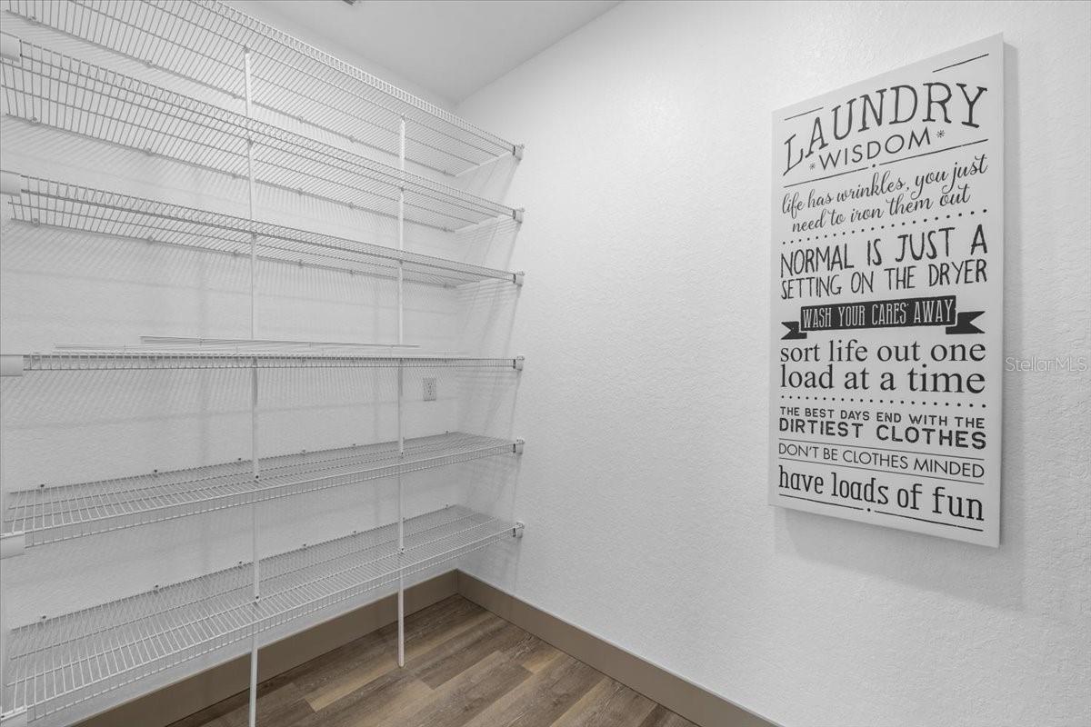 Listing photo id 9 for 5050 Oak Leaf Lane