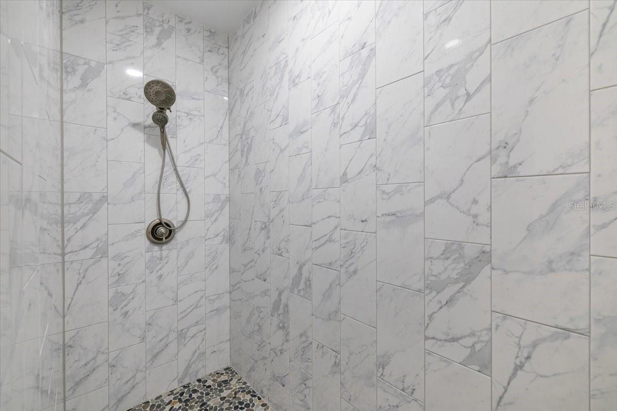 Listing photo id 14 for 5050 Oak Leaf Lane