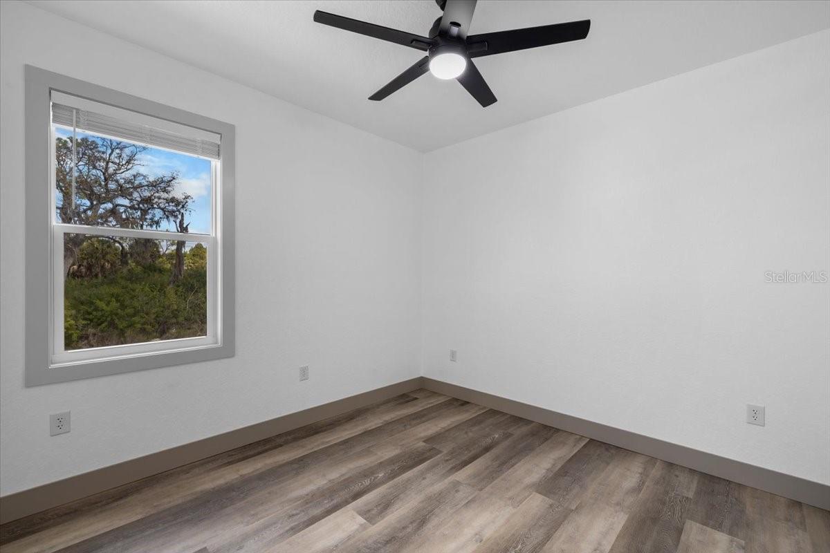 Listing photo id 16 for 5050 Oak Leaf Lane