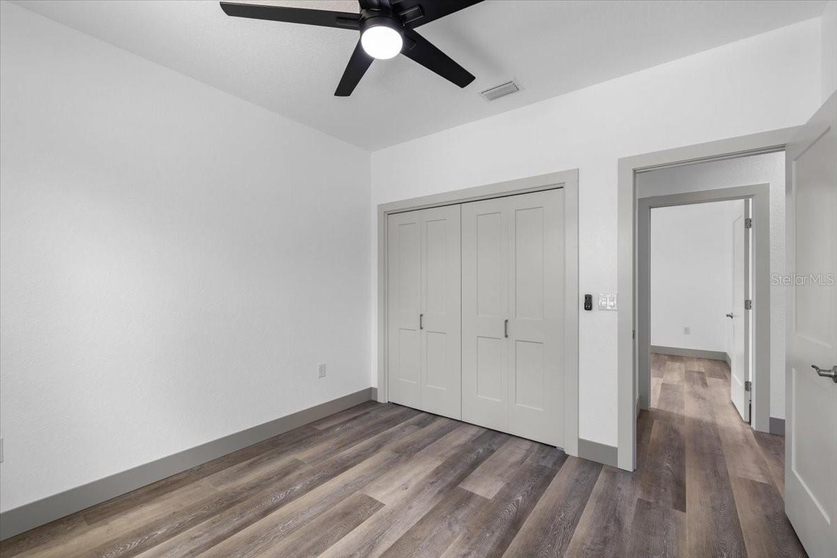 Listing photo id 20 for 5050 Oak Leaf Lane