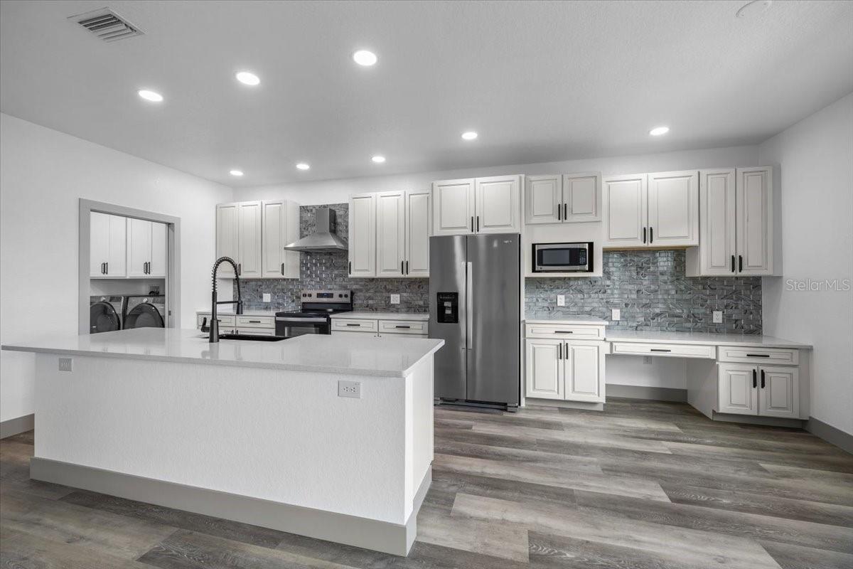 Listing photo id 2 for 5050 Oak Leaf Lane