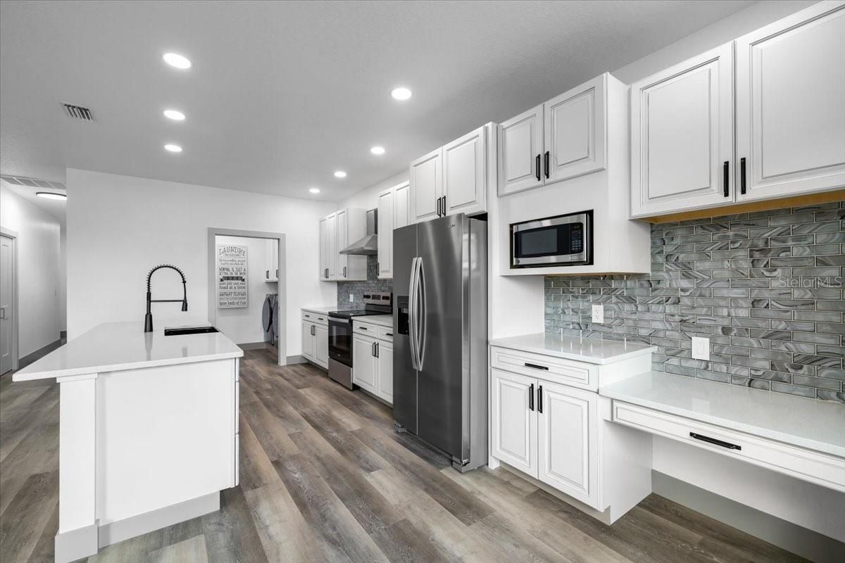 Listing photo id 3 for 5050 Oak Leaf Lane