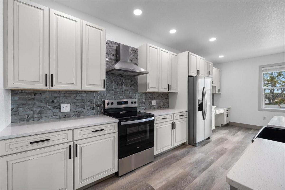 Listing photo id 4 for 5050 Oak Leaf Lane