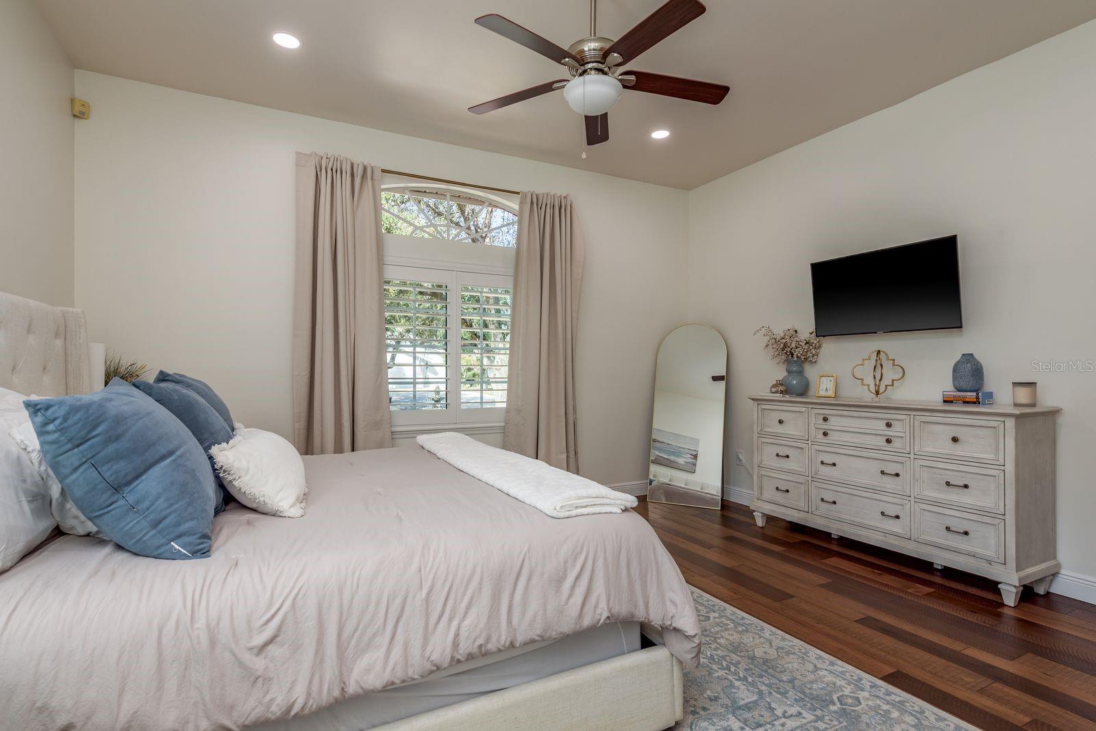 Listing photo id 17 for 1499 Lake Woodlands Parkway