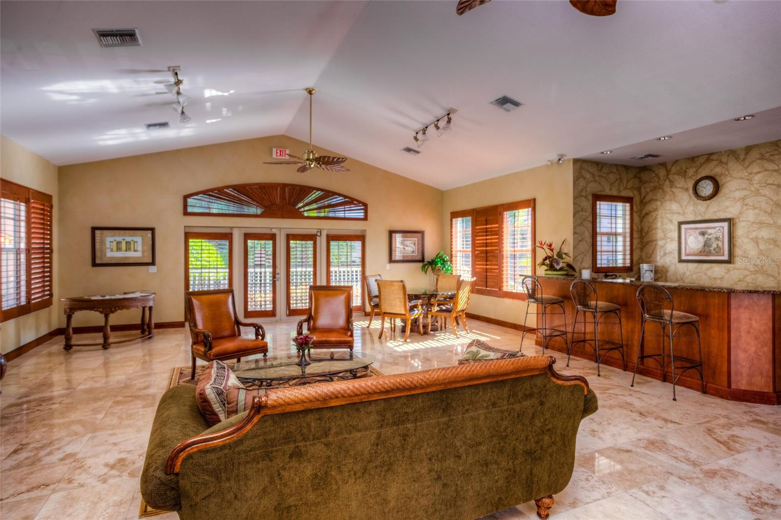 Listing photo id 36 for 12033 Gandy Boulevard N 151