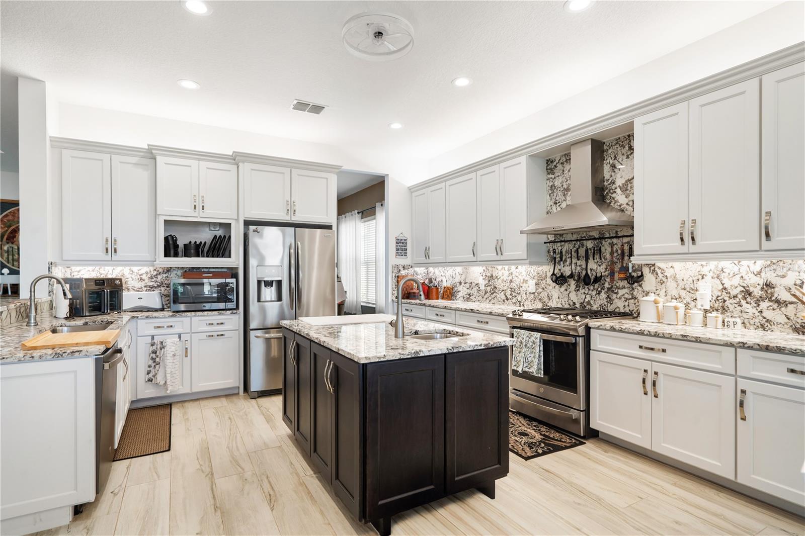 Listing photo id 11 for 4924 Pamplona Court