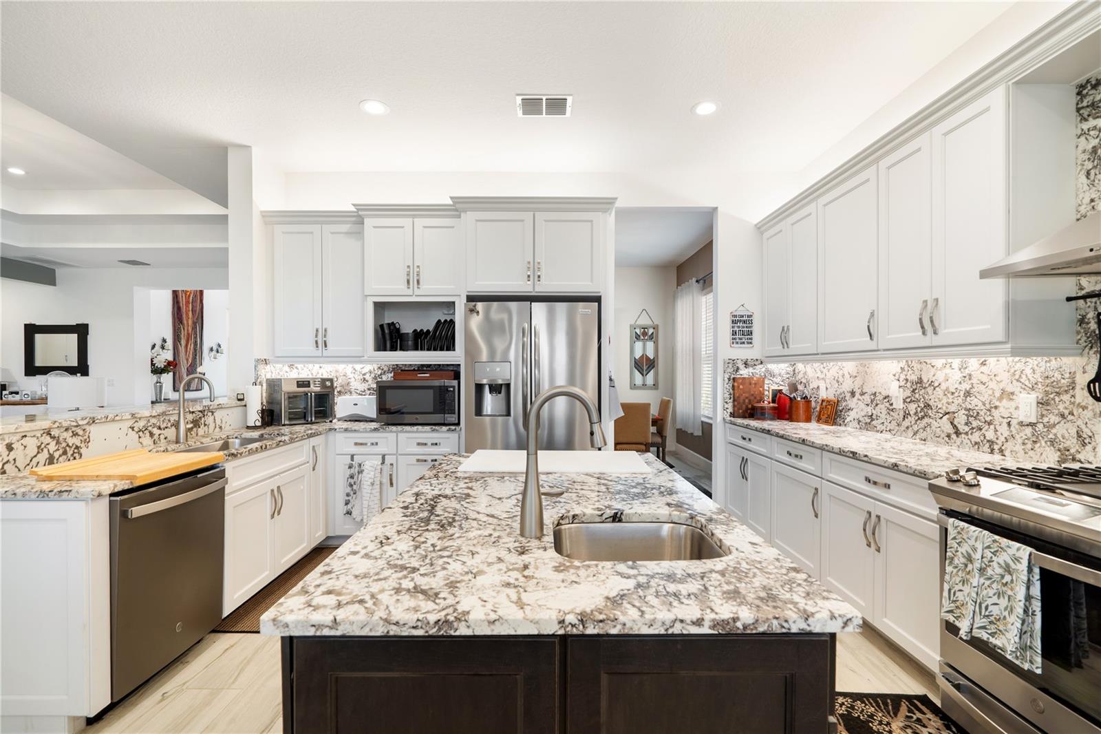 Listing photo id 13 for 4924 Pamplona Court