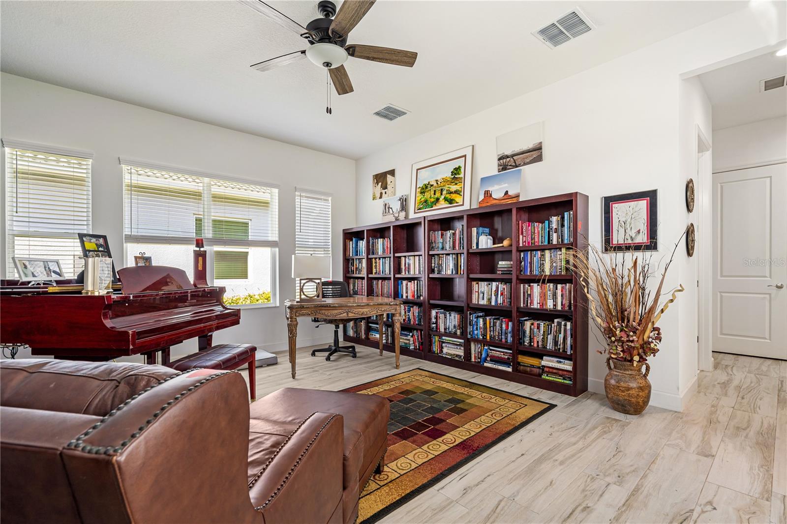 Listing photo id 18 for 4924 Pamplona Court