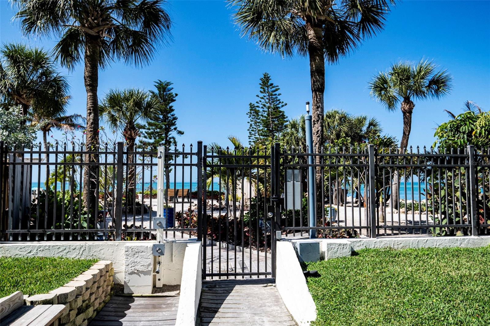 Image 29 of 40 For 7100 Sunset Way 810