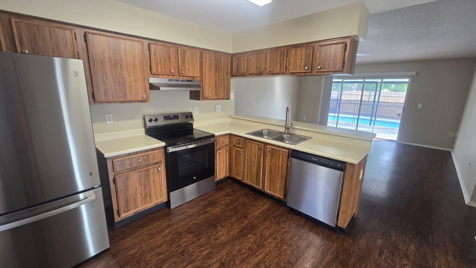 Listing photo id 1 for 1407 Foxboro Drive