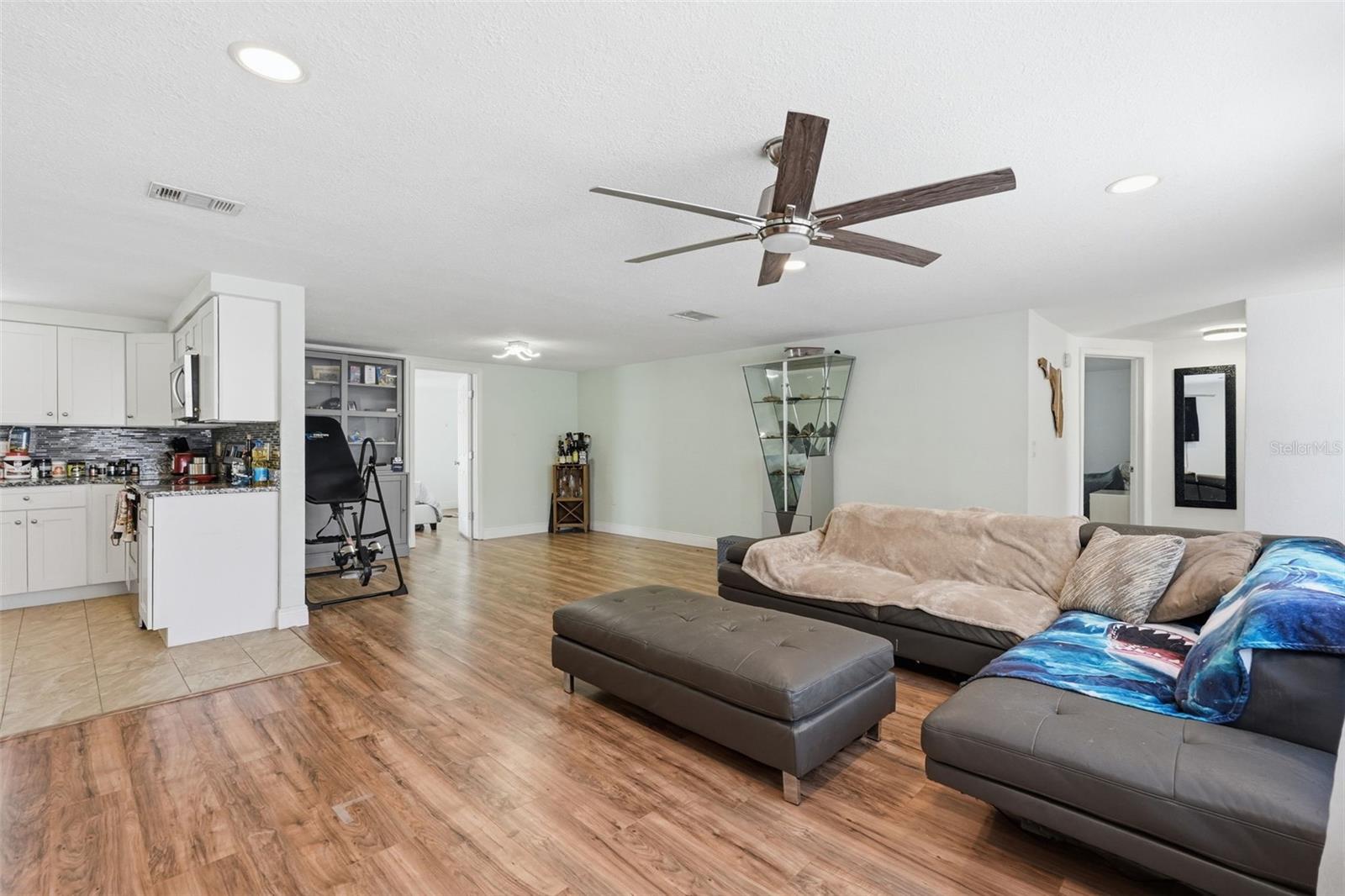 Listing photo id 8 for 7510 Judith Crescent