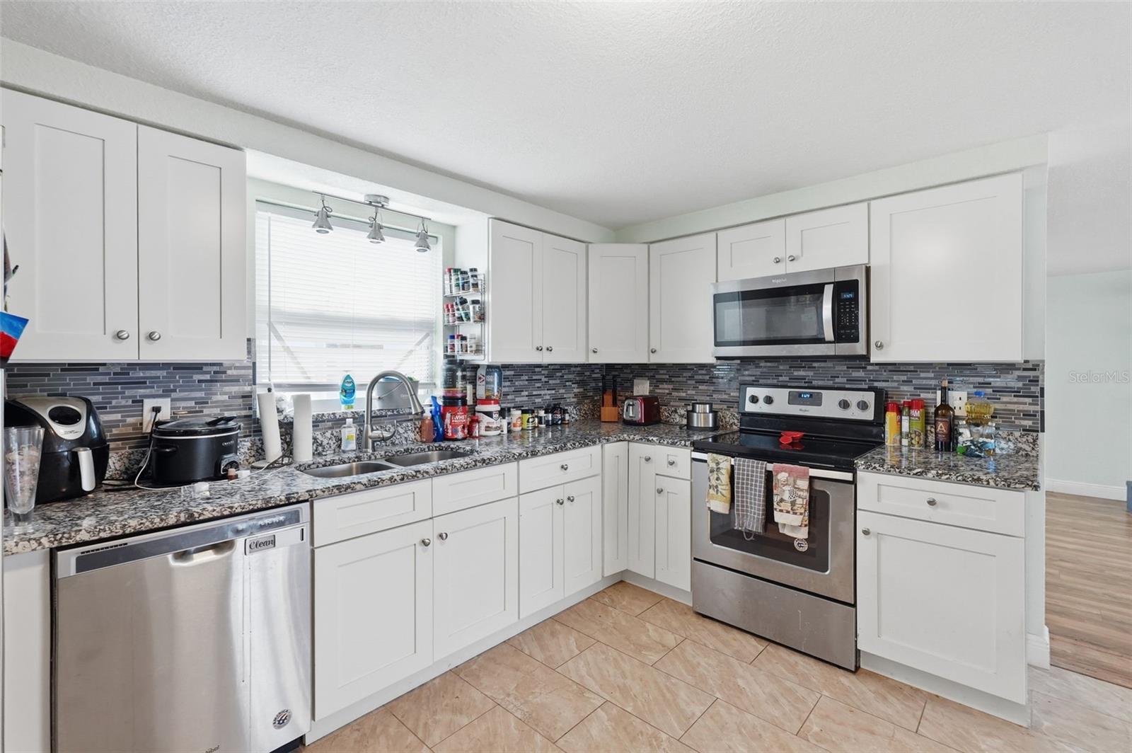 Listing photo id 13 for 7510 Judith Crescent