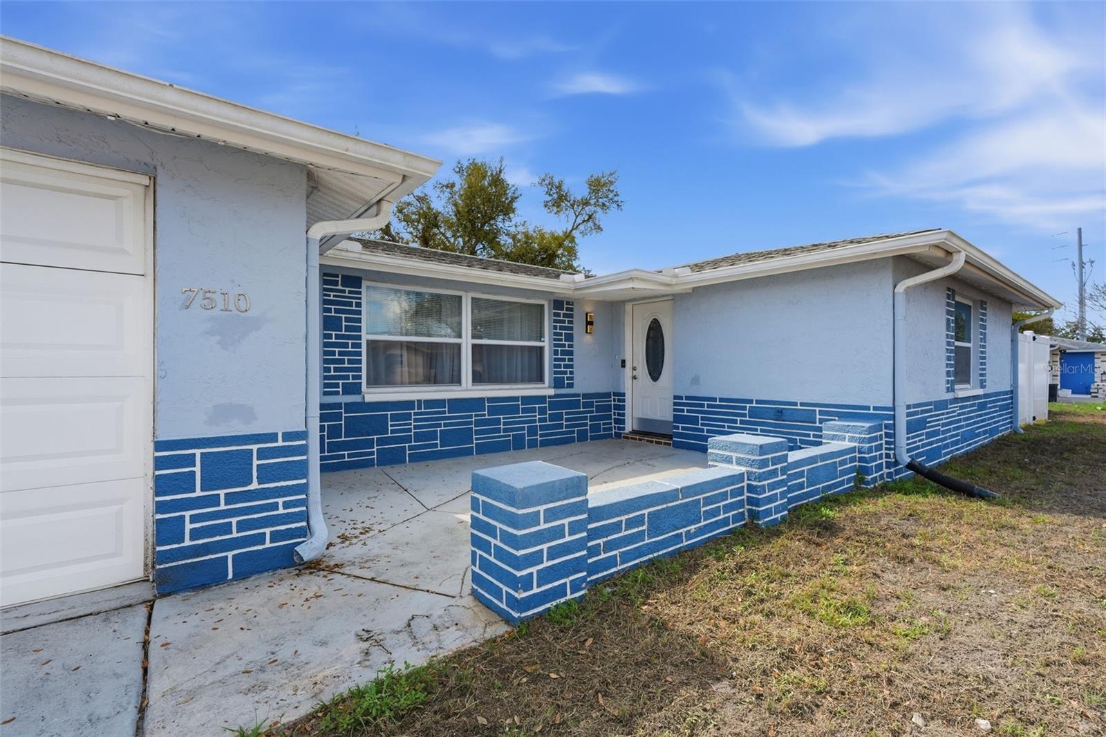 Listing photo id 2 for 7510 Judith Crescent